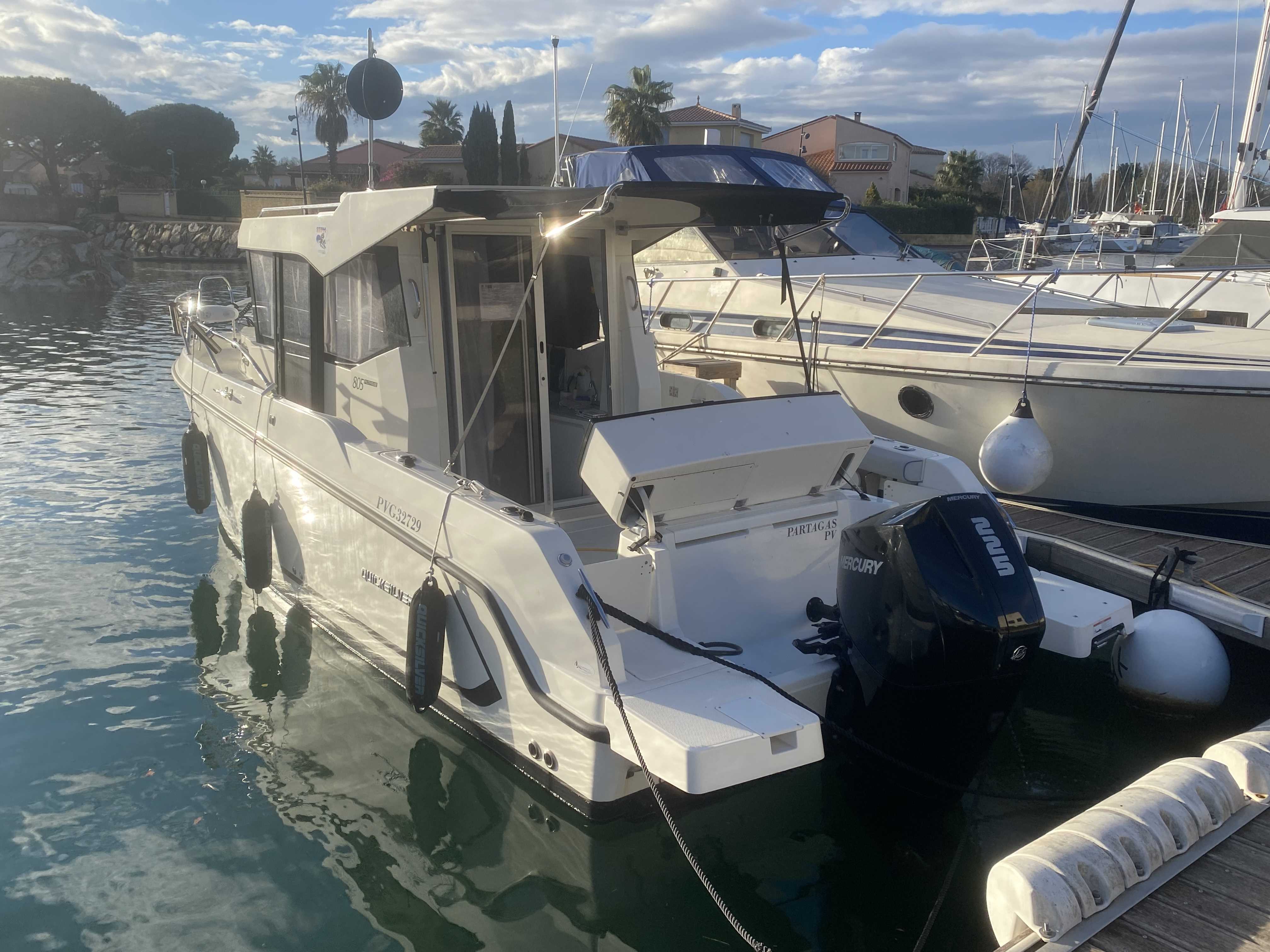 slider 0 Quicksilver Captur 805 Pilothouse